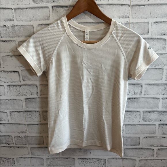 Women’s Lululemon Swiftly Tech cream Short Sleeve Seamless Top, Houston 10K, SZ6 - Picture 1 of 5